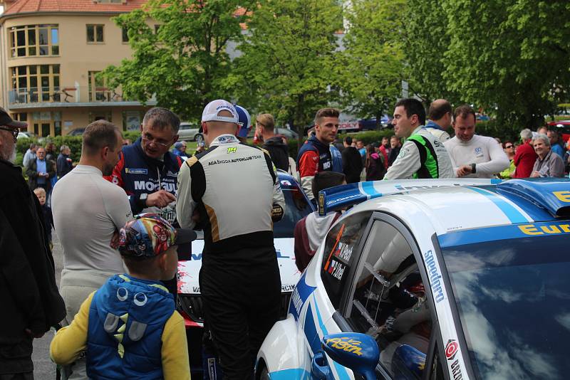 Sedmačtyřicátý ročník Rallye Český Krumlov byl v pátek odpoledne zahájen v Jelence.