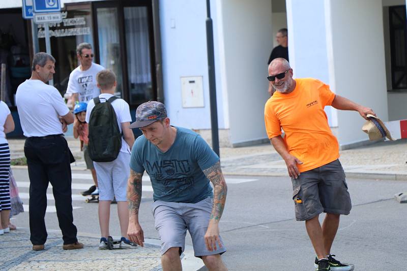 Spanilá jízda Kaplice-Mezinárodní den skateboardingu se konala v sobotu na unikátní trati přes celé Kaplice,zúčastnilo se jí aso dvacet účastníků ve věku od šesti do padesáti let,na trati bylo více pořadatelů než závodníků