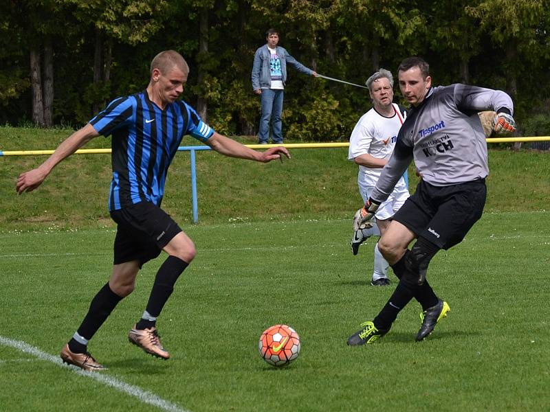 I.A třída (skupina B) - 21. kolo: FC Velešín (modročerné dresy) - SK Větřní 3:1 (0:0).