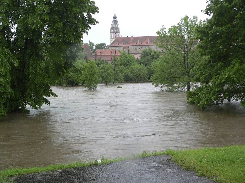 Český Krumlov zatopený Vltavou a Polečnicí.