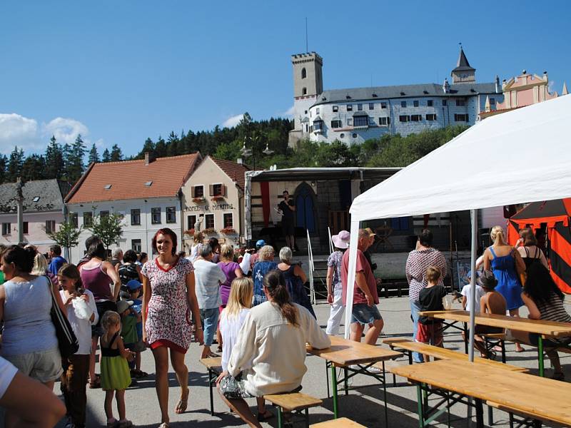 V Rožmberku měli slavnosti, od hradu na náměstí prošel historický průvod.