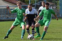 Hlavním strůjcem obratu v derby u Lipna byl vyšebrodský Karel Krauskopf (vpravo, ve spolupráci s Tomášem Dibďákem odzbrojuje kapitána Černé Karla Strnada).