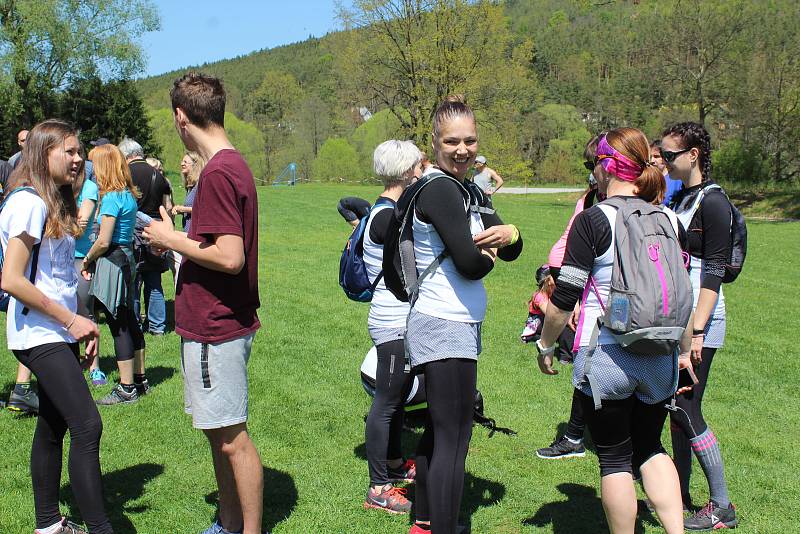 V sobotu 18. května se do Chlumu sjelo na dvě lidí na ChluChlu, prestižní recesistický závod s charitativním posláním, aby podpořili Báru Šebelkovou.