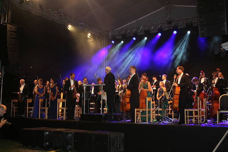 Festivalovou zónu v Českém Krumlově zahájil koncert Wild Symphony v podání Jihočeského symfonického orchestru.