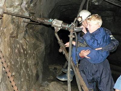 Letošní návštěvy důlních šachet obohatily poznáním jak dospělé, tak děti, zdravé, postižené nebo i nevidomé.