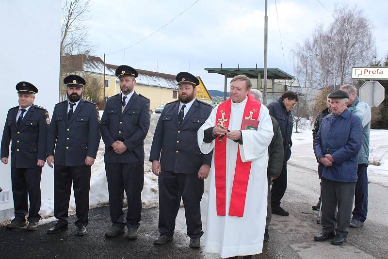 Hasiči v Hubenově slavnostně otevřeli zbrojnici po rekonstrukci.