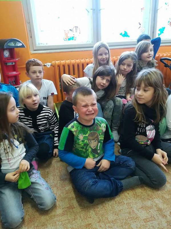 Děti z českokrumlovské ZŠ T. G. Masaryka už mají štědrou mikulášskou nadílku. Neobešla se bez slziček a slibování, uhlí nebo brambory ale nakonec nikdo nedostal.
