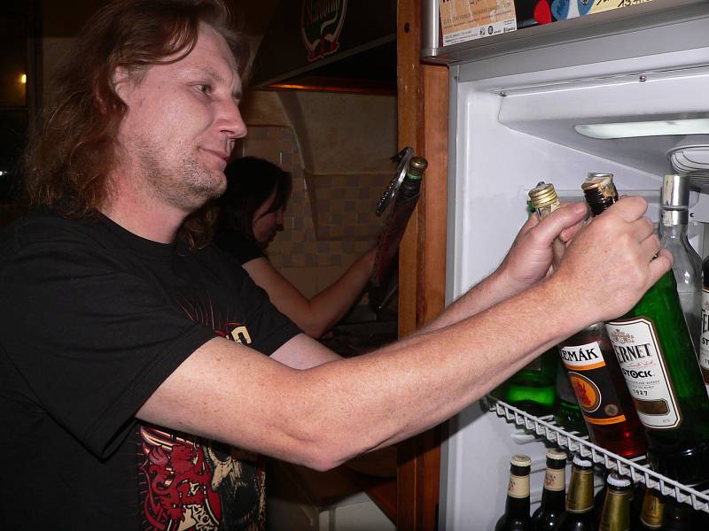 Tvrdý alkohol sklízel také provozovatel Saloonu Šnek v Českém Krumlově.