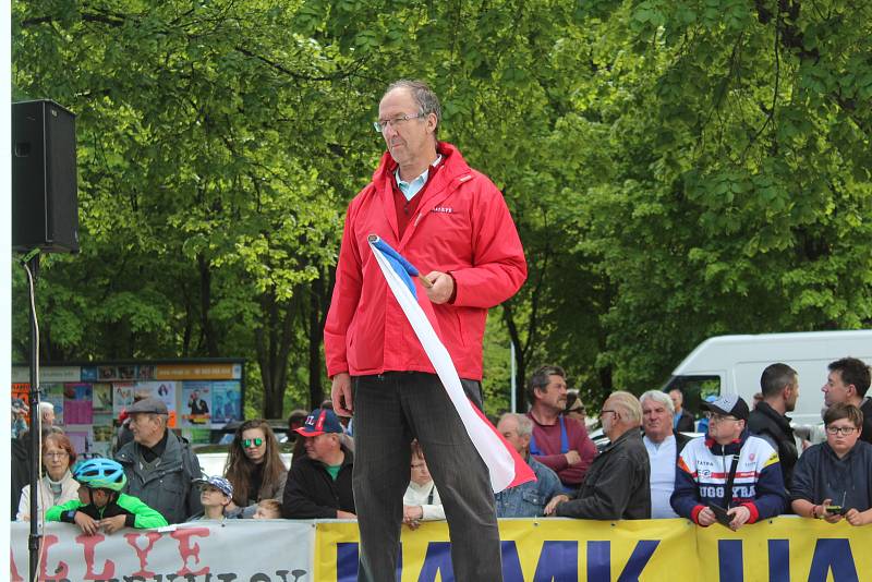 Sedmačtyřicátý ročník Rallye Český Krumlov byl v pátek odpoledne zahájen v Jelence.