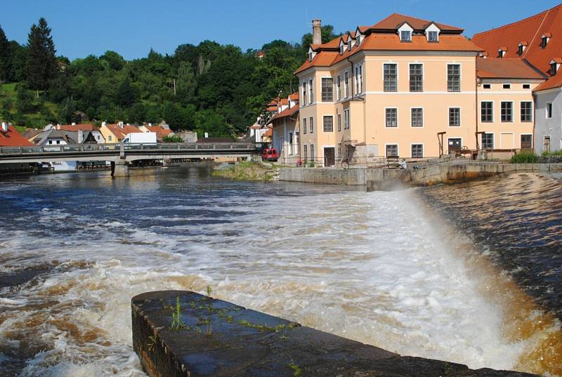 Vltava v Českém Krumlově 6. července 2022, tedy den po tragédii, kdy se na jezu pod kostelem utopil vodák.