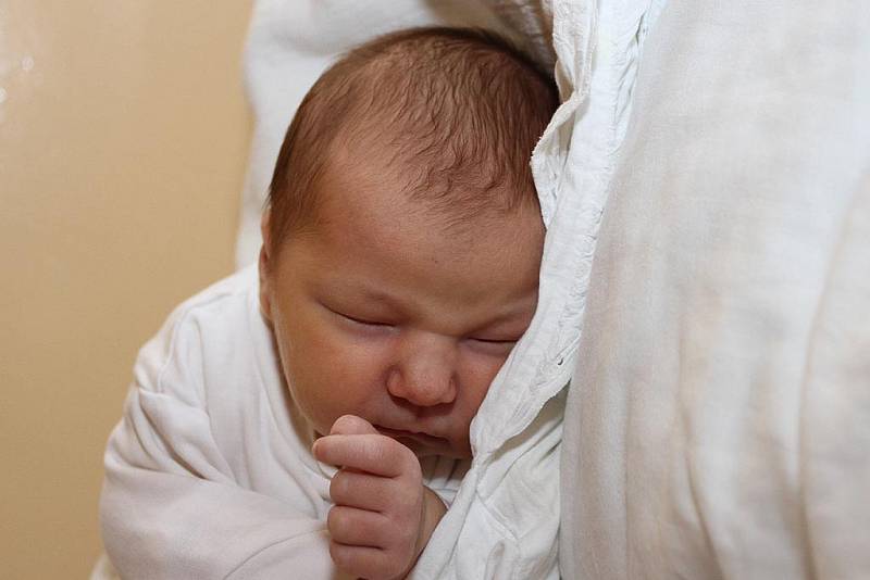 Velešínští partneři Kateřina Dirbáková a Jan Sládek přivedli 19. května 2015 v 7:40 na svět 51 centimetrů měřící a 3980 gramů vážící Kateřinu Sládkovou. U porodu holčičky, která už má téměř šestiletého bráchu Jana, otec nemohl chybět.