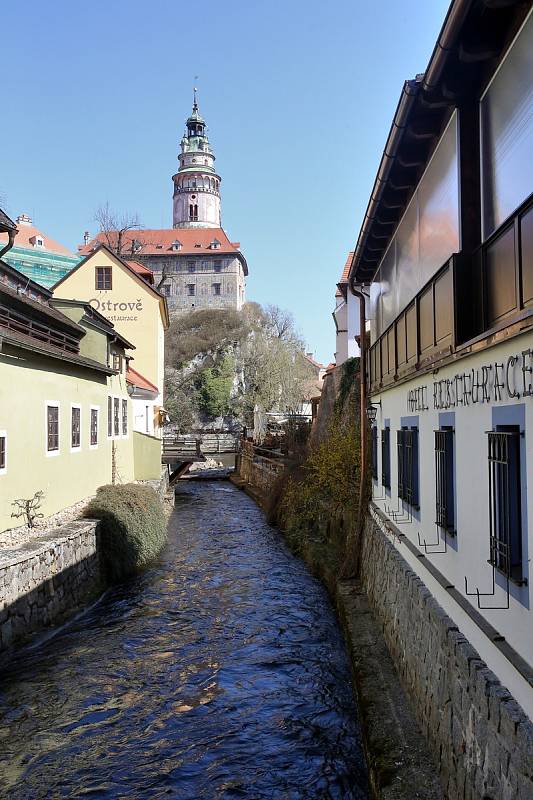 Celosvětová empidemie koronaviru vylidnila i centrum Českého Krumlova, které je běžně zaplaveno turisty.