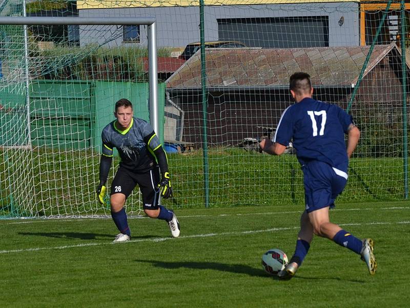 Okresní přebor muži - 6. kolo: FK Dolní Dvořiště (modré dresy) - TJ Smrčina Horní Planá 2:1 (2:1).