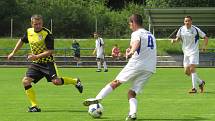 Oblastní I.B třída - 26. kolo: Vltavan Loučovice (bílé dresy) - Spartak Kaplice 1:3 (1:2).