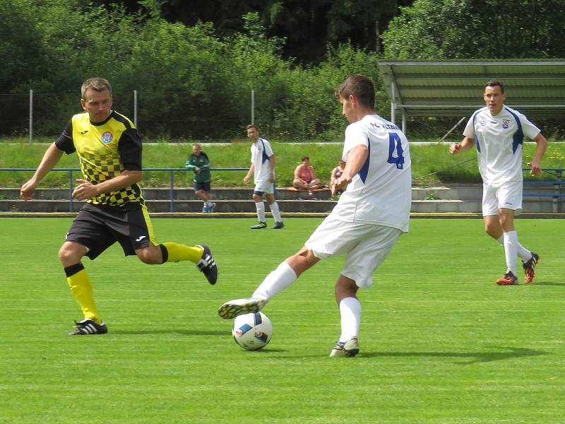 Oblastní I.B třída - 26. kolo: Vltavan Loučovice (bílé dresy) - Spartak Kaplice 1:3 (1:2).