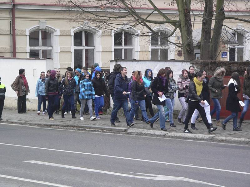 Průvod studentů se vydal po místech, kde všude bývaly střední školy v Kaplici.