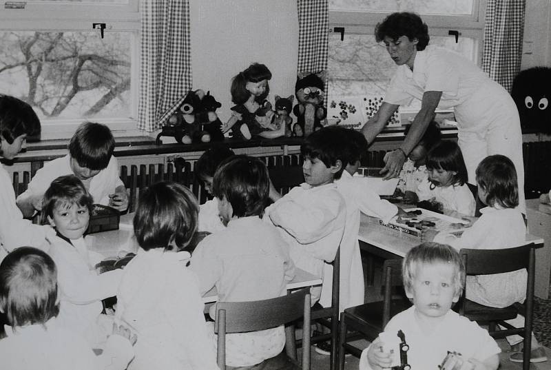 Český Krumlov v roce 1987. Od roku 1980 v nemocnici fungovala škola mateřská, učitelka MŠ O. Svobodová.