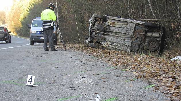 Kvůli kluzké námraze havarovala v pátek ráno řidička tohoto vozu poblíž Mirkovic.