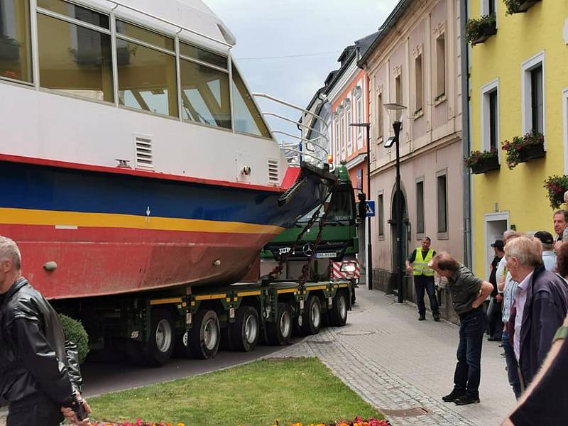 Loď Smetana putuje po souši z Dunaje v Linci až k Lipnu do Frýdavy. Protočit se musela i úzkými uličkami Zwettlu a Bad Leonfeldenu.