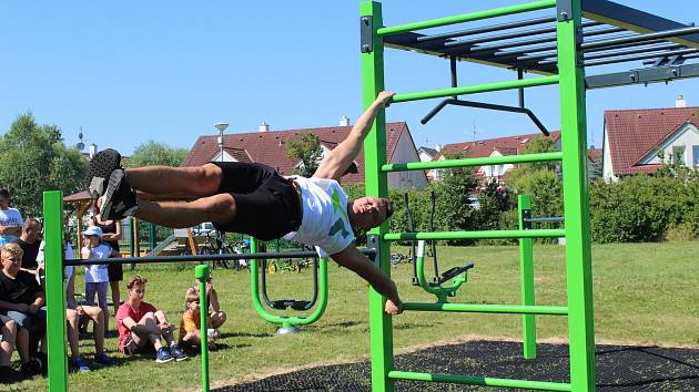 Obec v Dolním Třeboníně slavnostně otevřela nové workoutové hřiště.