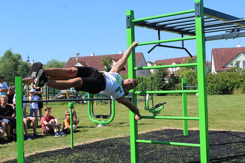 Obec v Dolním Třeboníně slavnostně otevřela nové workoutové hřiště.