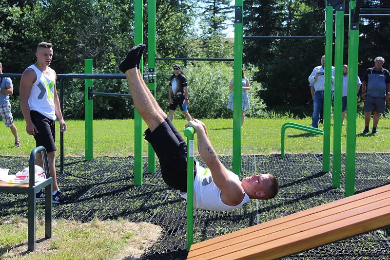 Obec v Dolním Třeboníně slavnostně otevřela nové workoutové hřiště.