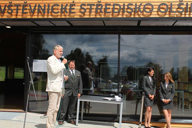 Vojenské lesy a statky ve čtvrtek slavnostně otevřely novou naučnou stezku a návštěvnické centrum Olšina.