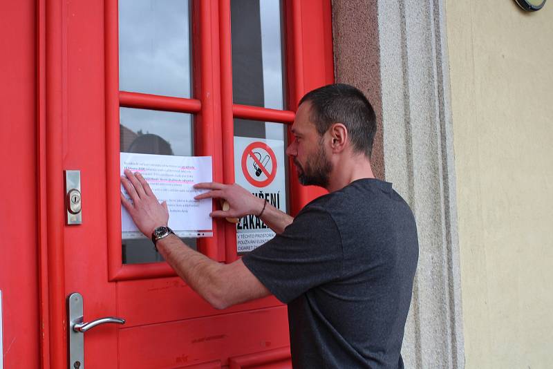 Zástupce ředitelky vyšebrodské základní a mateřské školy Jan Jiřička vylepil krátce po poledni na dveře školy informace o uzavření školy.