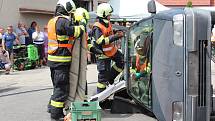 Krumlovští profesionální hasiči předvedli na oslavě ukázku vyprošťování osob z auta.