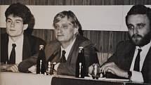 Český Krumlov v roce 1992. Setkání občanů s ministrem zahraničních věcí Jiřím Dienstbierem v Komerční bance 19. ledna.