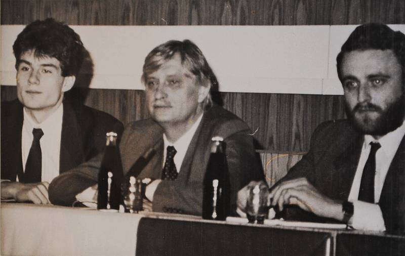 Český Krumlov v roce 1992. Setkání občanů s ministrem zahraničních věcí Jiřím Dienstbierem v Komerční bance 19. ledna.