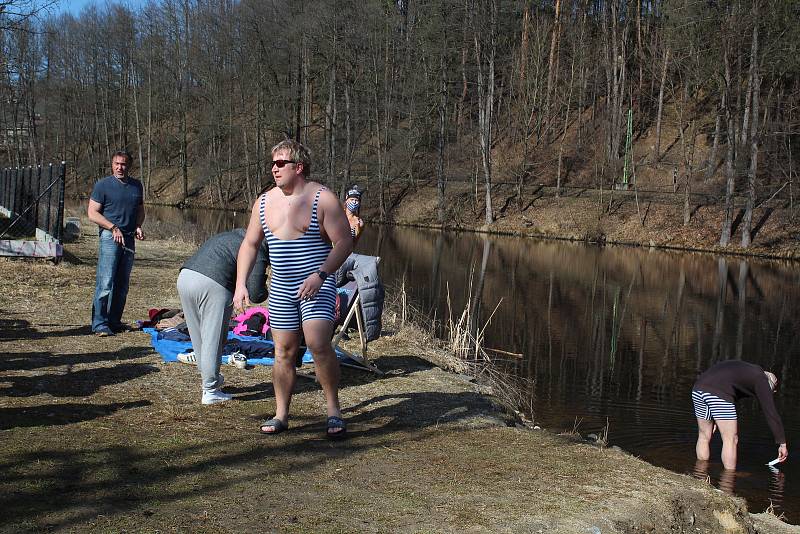 Otužilci ve Vyšším Brodě nenechali akci Covide, nezlob mě bez činu. A přidali i taneček.