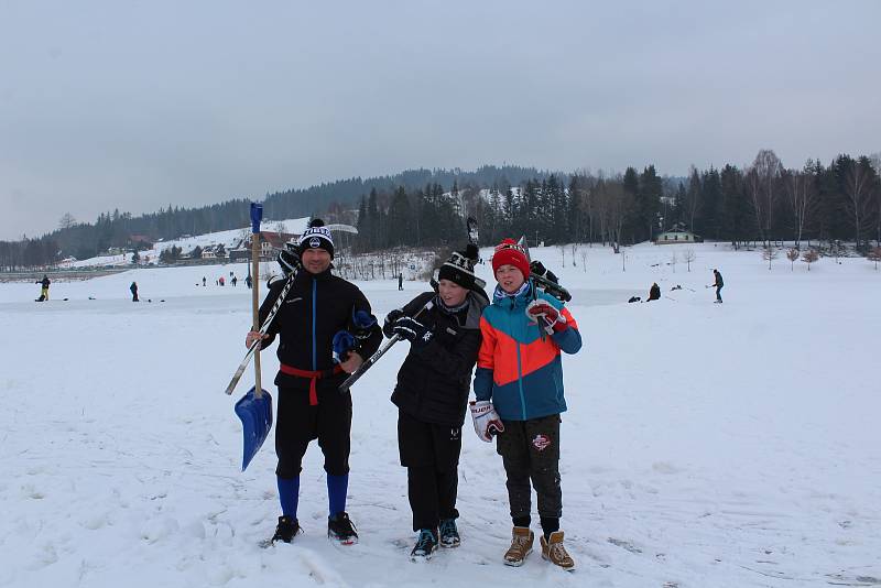 Tisíce lidí dorazily o víkendu zabruslit si na Lipno.