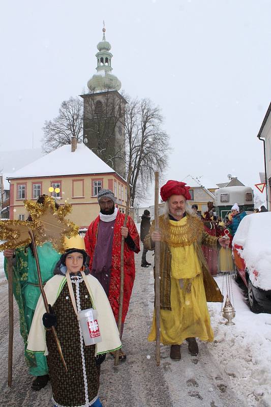 Tři králové se všemi tříkrálovými koledníky v sobotu zahájili charitativní sbírku v Kaplici a okolních obcích a osadách.