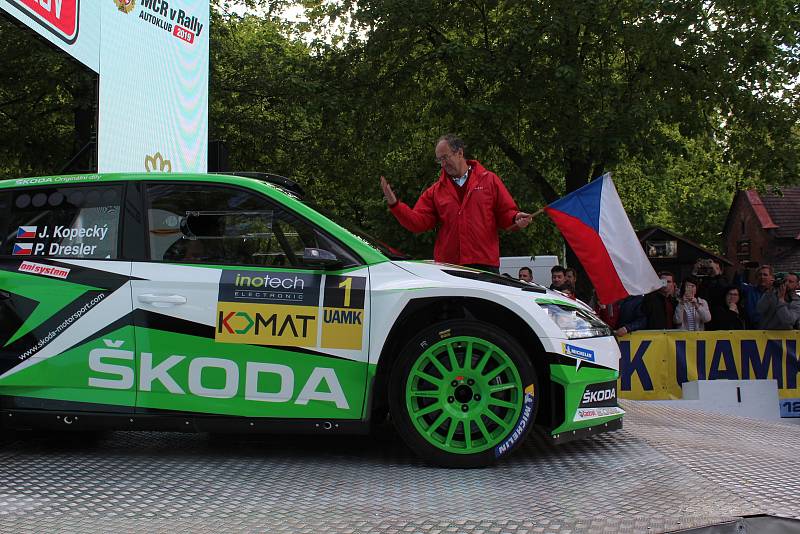 Sedmačtyřicátý ročník Rallye Český Krumlov byl v pátek odpoledne zahájen v Jelence.