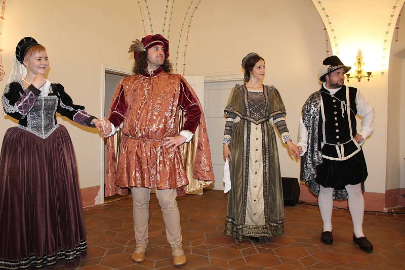 Ukázky dávných renesančních tanců absolventů letní školy v krumlovských klášterech.