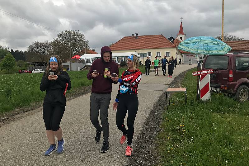 Závod Vltava Run 2019 na předávce štafety ve Věžovaté Pláni.