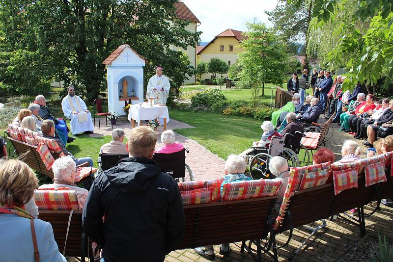 Mše svatá se konala ve středu pod širým nebem na zahradě Domova důchodců v Horní Plané.