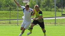 Oblastní I.B třída - 26. kolo: Vltavan Loučovice (bílé dresy) - Spartak Kaplice 1:3 (1:2).