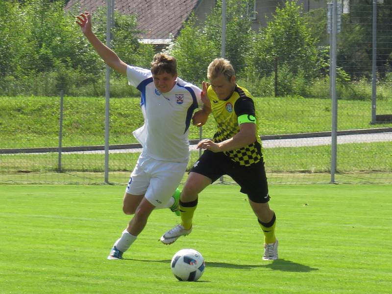 Oblastní I.B třída - 26. kolo: Vltavan Loučovice (bílé dresy) - Spartak Kaplice 1:3 (1:2).