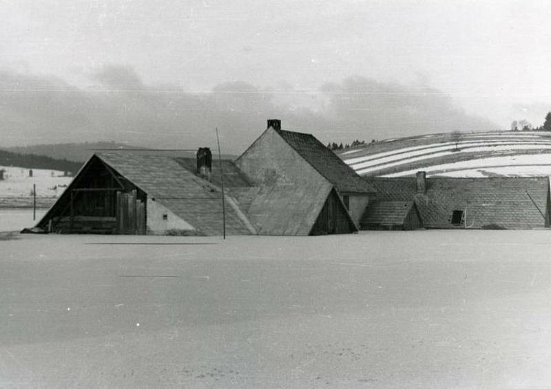 Frymburák Josef Junek zachytil napouštění lipenské přehrady. Únorové tání v r. 1958 zalilo i několik stále obydlených domů v zátopovém pásmu.