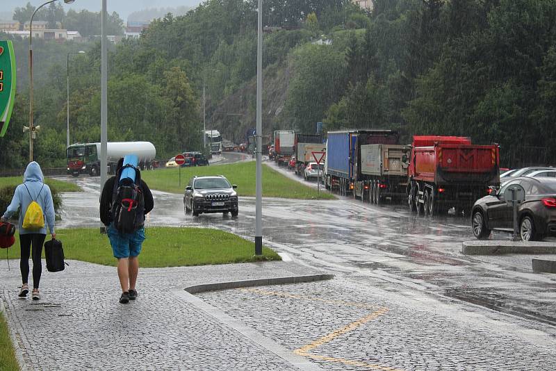 Kvůli uzavírce mostu na E55 projíždějí Českým Krumlovem všechny kamiony, které míří z Budějovic do Rakouska.