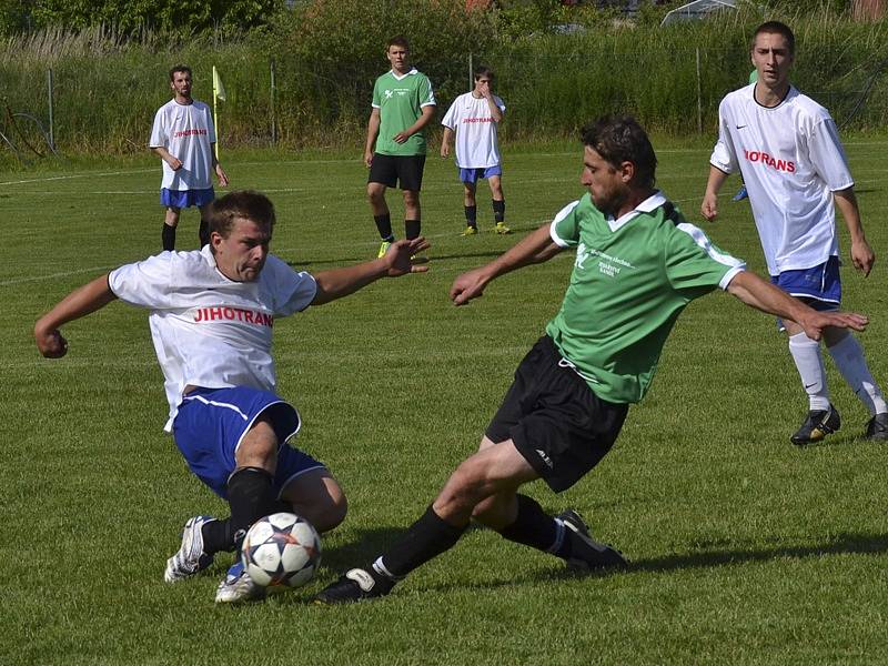 OSM - 16. kolo: Křemže B - Benešov 0:0 (zleva v souboji domácí Michal Kořínek a hostující František Šedivý).