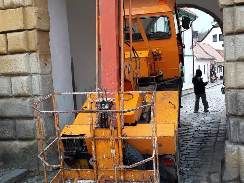 Multikára nemohla z Budějovické brány v Českém Krumlově tam ani zpět.