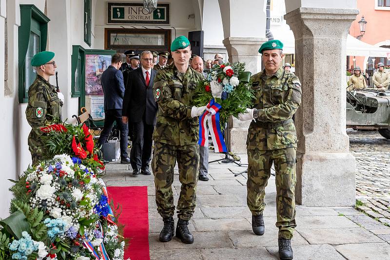 Navzdory dešti se uskutečnil pietní akt na českokrumlovském náměstí ve vší důstojnosti a lesku. V Jelení zahradě byl po celou sobotu k vidění dobový vojenský tábor a zábavný program nabídl hostinec Depo.