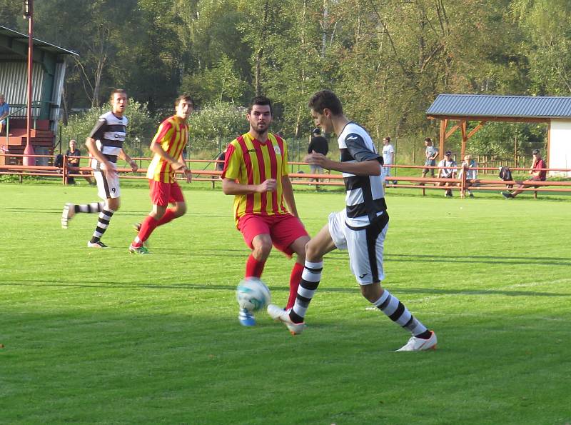 Oblastní I.B třída - 6. kolo: FK Spartak Kaplice (bíločerné dresy) - Kamenný Újezd 8:0 (3:0).