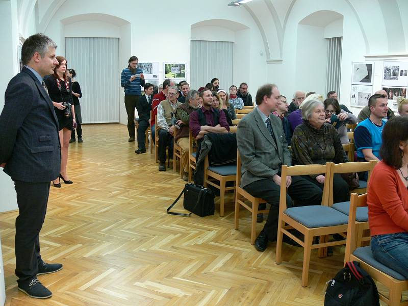 Hřivny a jiné tisícileté i staleté  poklady jsou od úterý k vidění českokrumlovském muzeu.