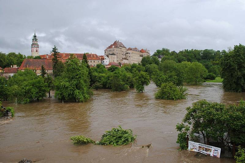 Povodně v Českém Krumlově v roce 2013. Ze břehů se vylila Polečnice, zahrozila i Vltava v centru. Pod vodou skončily hospodské zahrádky i auta.