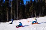 Oficiálně uzavřený skiareál Lipno zavalily rodiny s dětmi, užívaly si sníh, čistý vzduch a sluníčko.