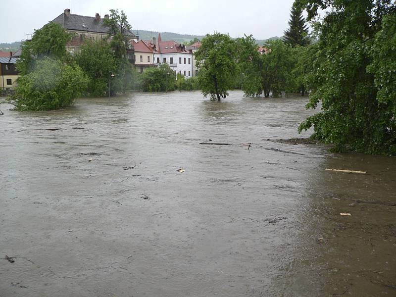 Český Krumlov zatopený Vltavou a Polečnicí.